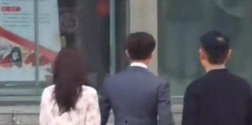 男子前排吃瓜,揭秘娱乐圈幕后风云