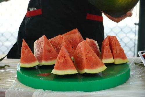 周末清晨吃瓜,瓜香四溢，尽享悠闲时光