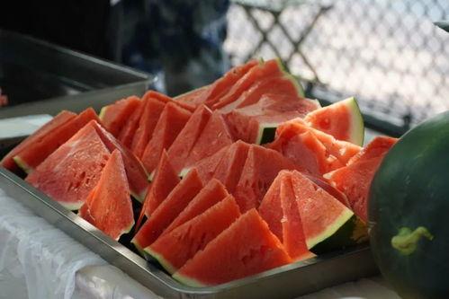 周末清晨吃瓜,瓜香四溢，尽享悠闲时光