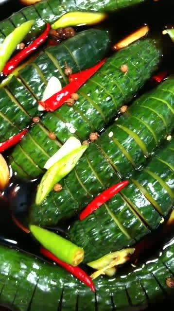 吃瓜吃虫子的视频播放,吃瓜吃虫子视频走红网络，观众直呼过瘾