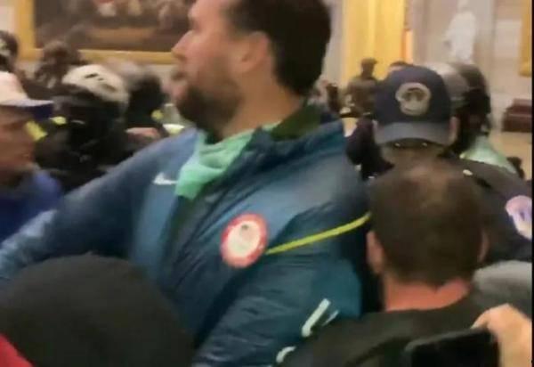 穿成七十年代吃瓜群众的,七十年代吃瓜群众的奇幻之旅