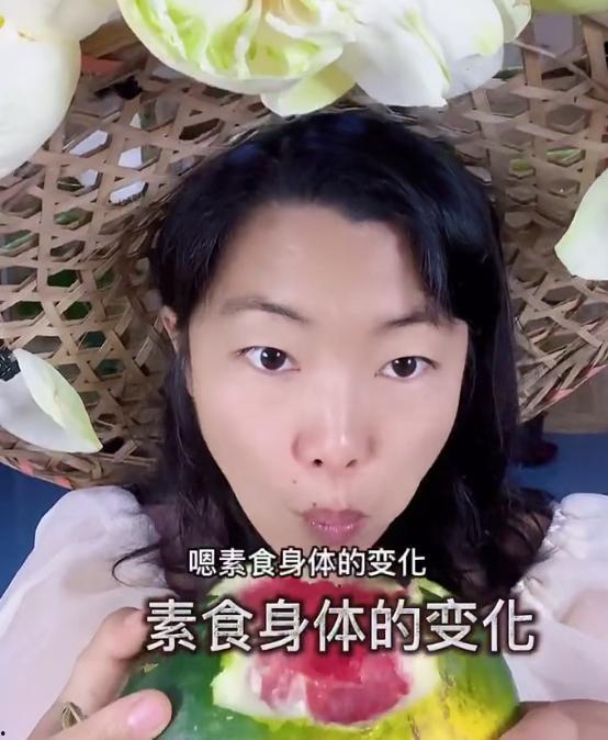 女友吃瓜皮给男友吃瓜