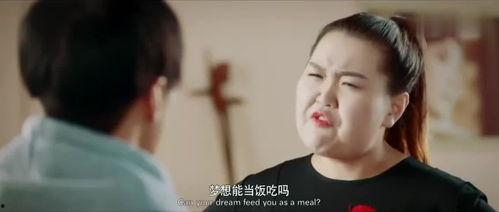 小情侣吃瓜群众,小情侣甜蜜互动，吃瓜群众围观热议