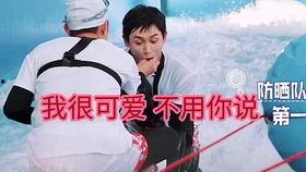 小情侣吃瓜群众,小情侣甜蜜互动，吃瓜群众围观热议