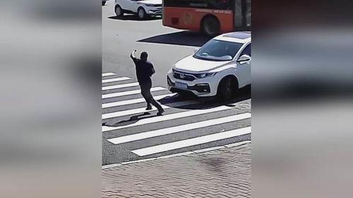 成都马路吃瓜事件,街头奇观引发网友热议