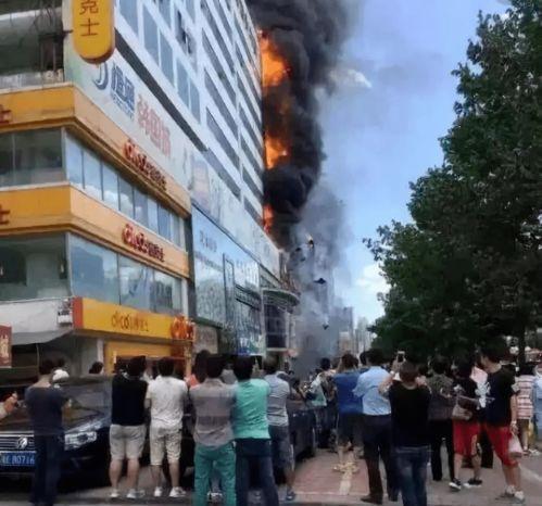 成都马路吃瓜事件,街头奇观引发网友热议