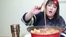 胖妞的日常吃瓜,瓜果飘香，甜蜜生活